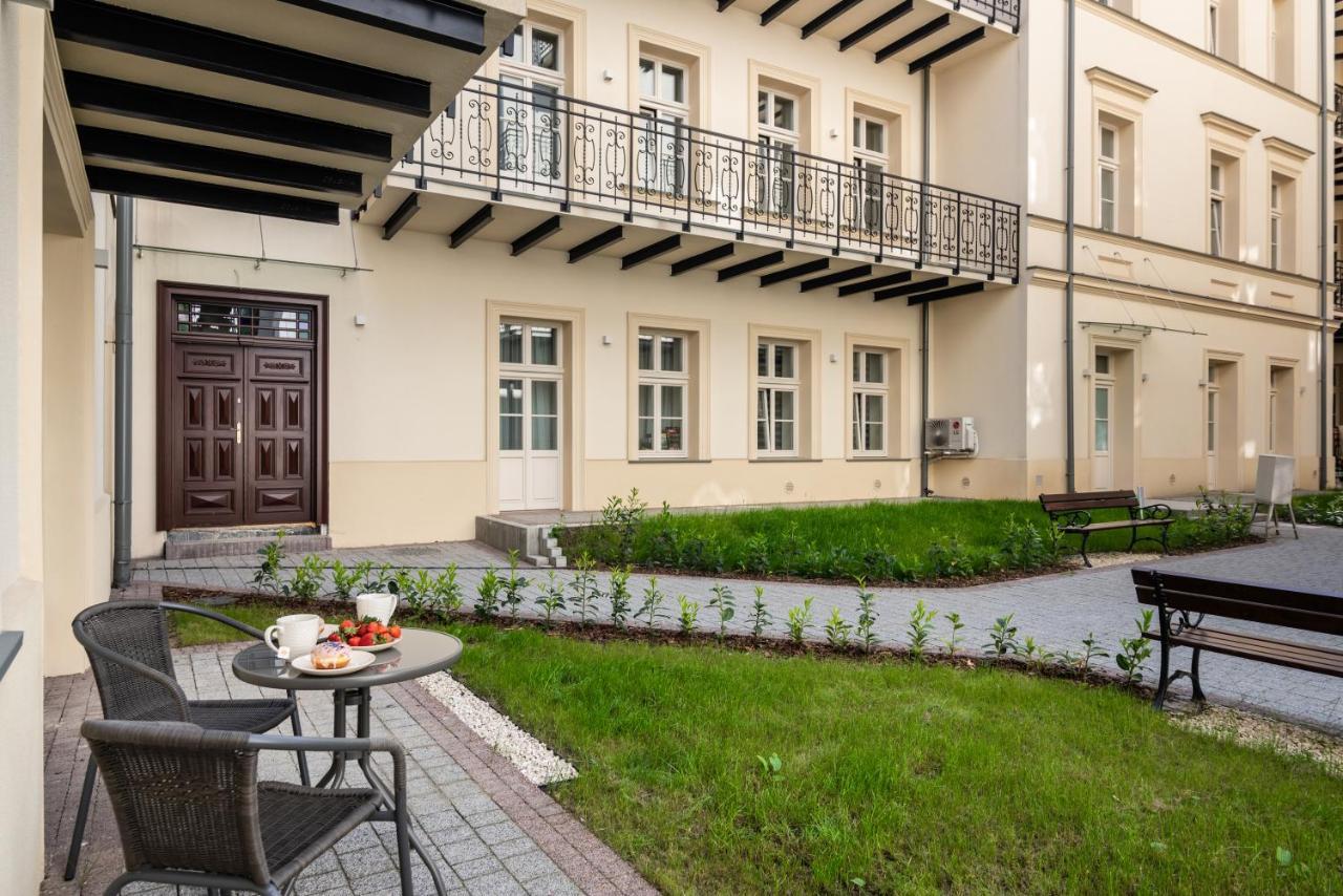 Atrium - Old Town Luxury Apartments - By Upstairs Kraków Exteriör bild
