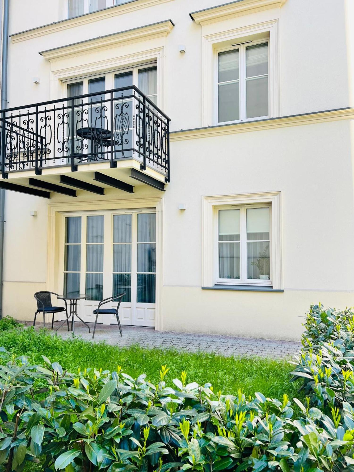 Atrium - Old Town Luxury Apartments - By Upstairs Kraków Exteriör bild
